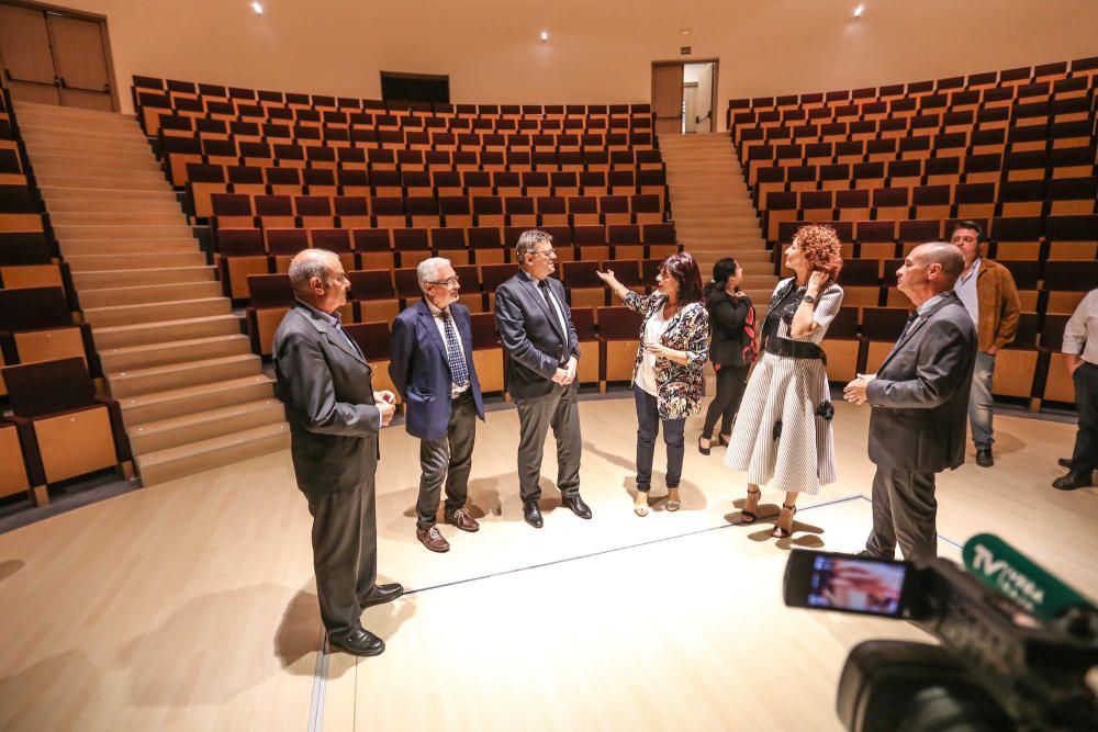 Visita de Puig al Auditorio Internacional de Torrevieja que estrena programación permanente tras seis años infrautilizado
