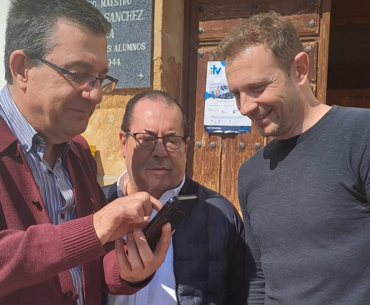 Juan Carlos Cifuentes, en el centro, con unos vecinos