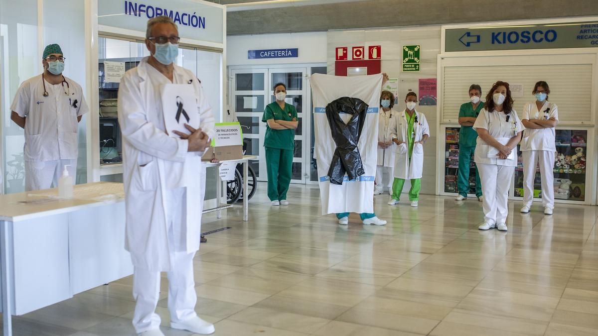 Sanitarios rinden homenaje a las víctimas en el Virgen de la Concha.