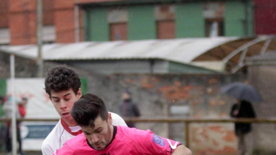 Damián protege el balón ante un jugador del Industrial.