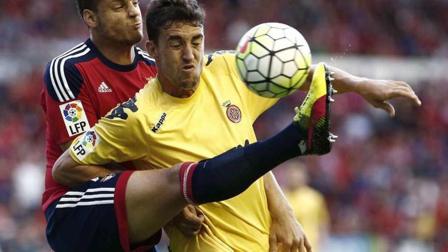 Bonnin trata de despejar el balón que intenta controlar Mata.