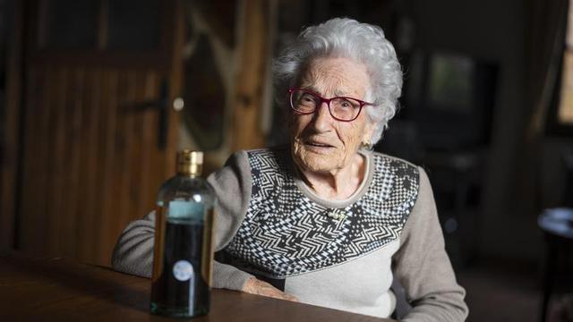 Maria Canaleta, de 105 anys, amb la ratafia Cabrera elaborada amb la recepta de la seva àvia.
