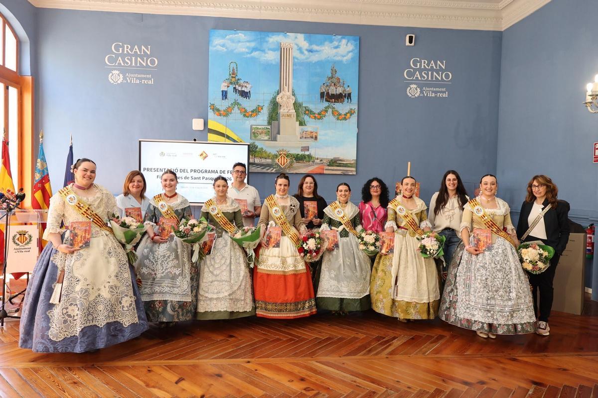 12/05/2026. VILA-REAL. En el Gran Casino, presentación del llibret de las fiestas de Sant Pasqual. Fotos variadas del acto, de la reina y las festeras ojeando el programa, etc.