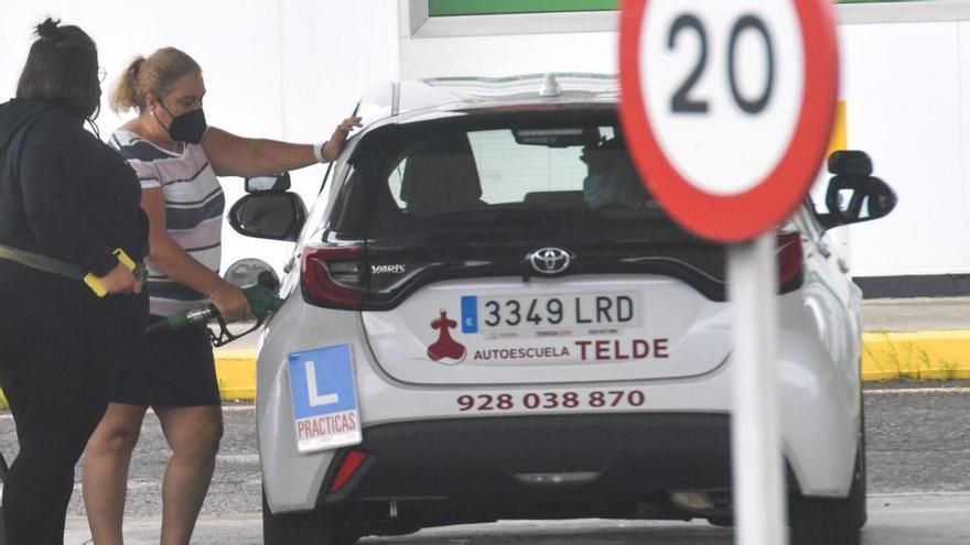 El bono del combustible ahorrará 58 millones a los conductores de Canarias