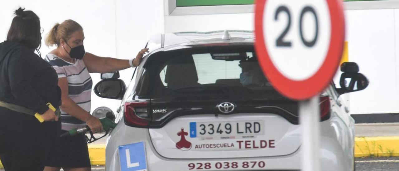 Dos mujeres repostan en una gasolinera en el municipio de Telde