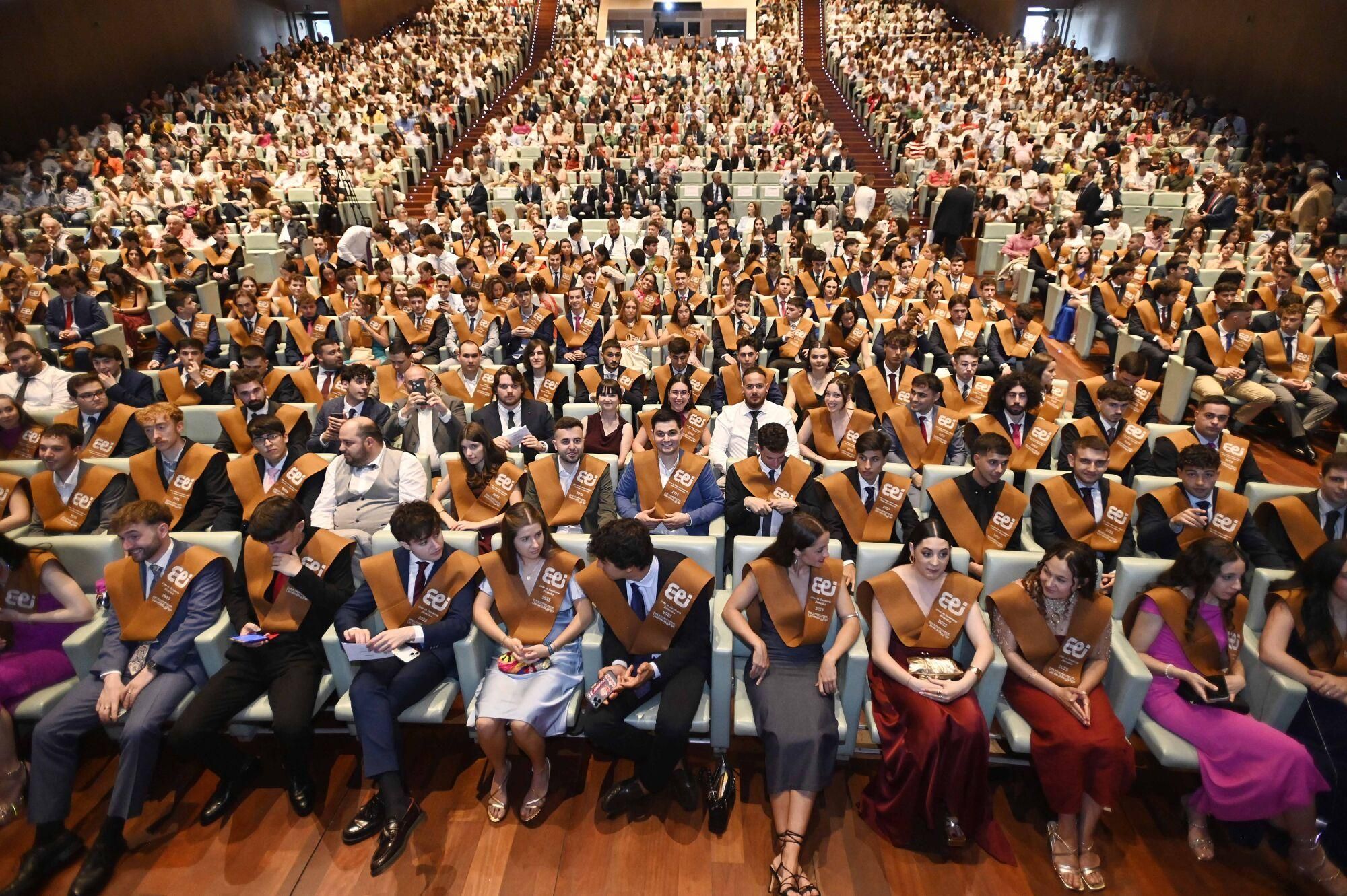 Graduación en el auditorio Mar de Vigo de la primera promoción de la Escuela de Ingeniería Industrial de los programas conjuntos de grado en Ingeniería Biomédica e Ingeniería en Electrónica Industrial y Automática, en Ingeniería Biomédica e Ingeniería Mecánica, y en Ingeniería en Electrónica Industrial y Automática e Ingeniería Mecánica.. Ingeniería.