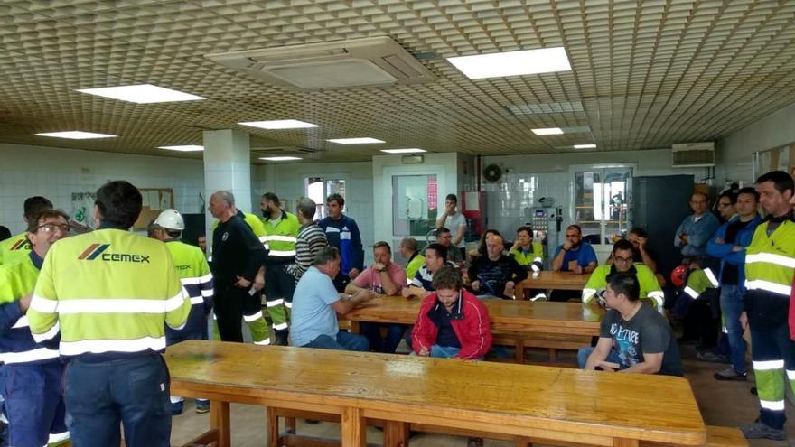 Los trabajadores se han reunido este mediodía en las instalaciones de la planta