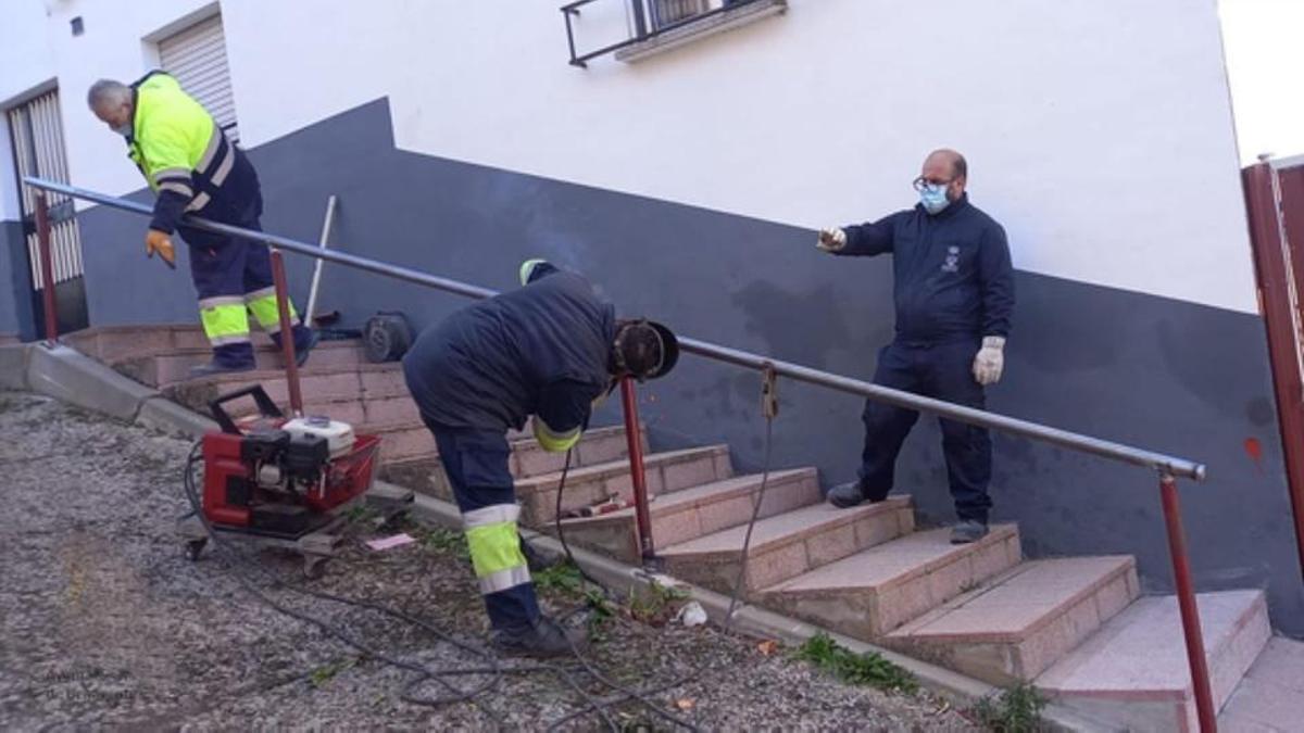 Trabajadores municipales de Benavente colocando una barandilla para mejorar la seguridad en una de las vías. / E. P.