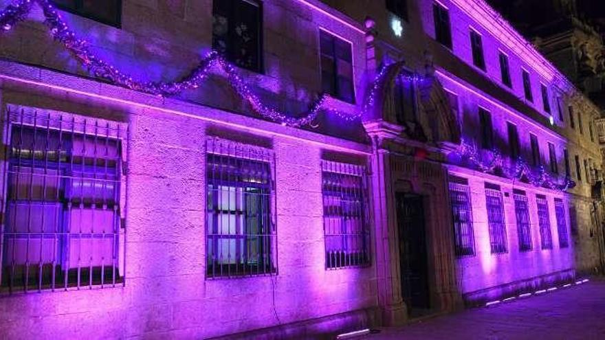 Fachada iluminada en violeta del Colegio Santo Domingo.