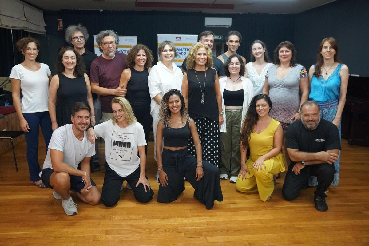 Amanda Harris con los alumnos en la sala Nuria Espert del Teatro Principal de Alicante