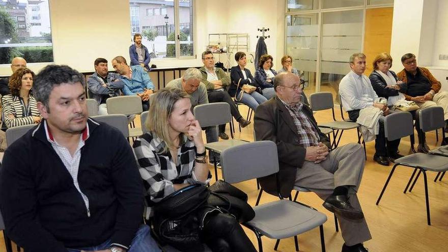 Asistentes a la asamblea de la AED, anteayer, en la sede del colectivo. // Bernabé/Javier Lalín