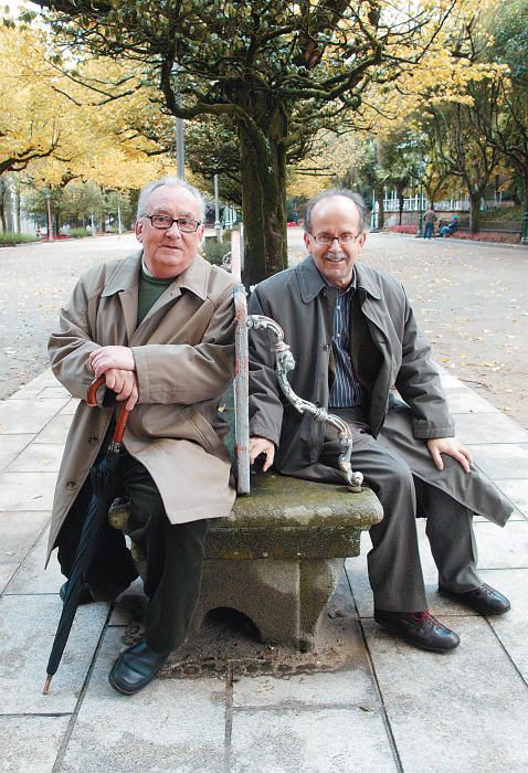 AGUSTÍN FERNÁNDEZ PAZ, PREMIO NACIONAL DE LITERATURA INFANTIL Y JUVENIL POR “O ÚNICO QUE QUEDA É O AMOR” (I) Y JUSTO BERAMENDI, PREMIO NACIONAL DE ENSAYO POR “DE PROVINCIA A NACIÓN. HISTORIA DO GALEGUISMO POLÍTICO”, EN LA ALAMEDA DE SANTIAGO DE COMPOSTELA.