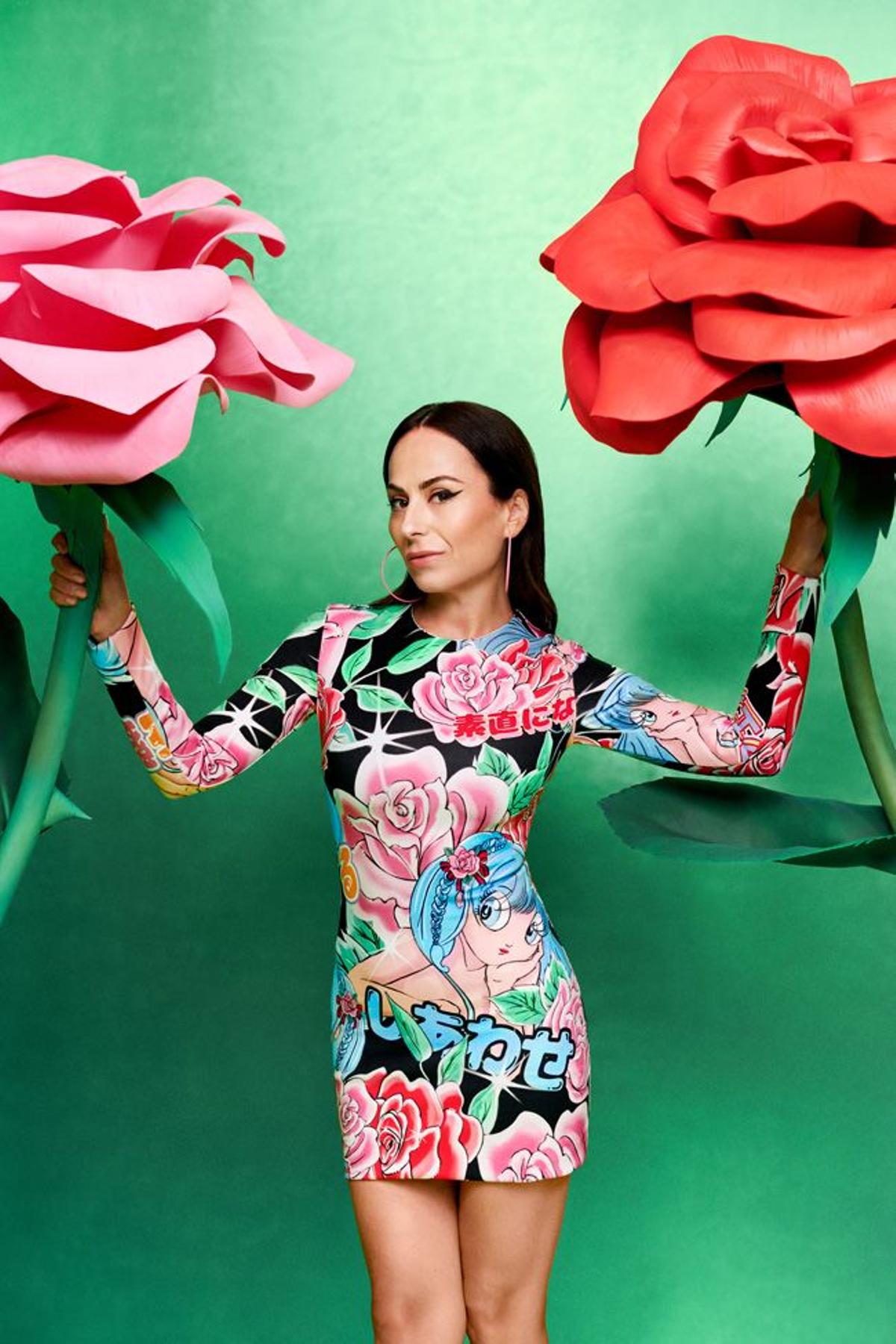 María Escoté con vestido ajustado de su nueva colección con Desigual