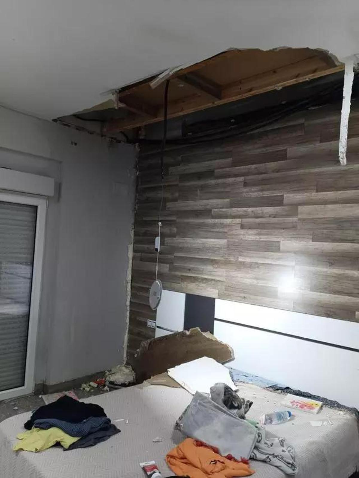 Parte del techo caído sobre una de las habitaciones.