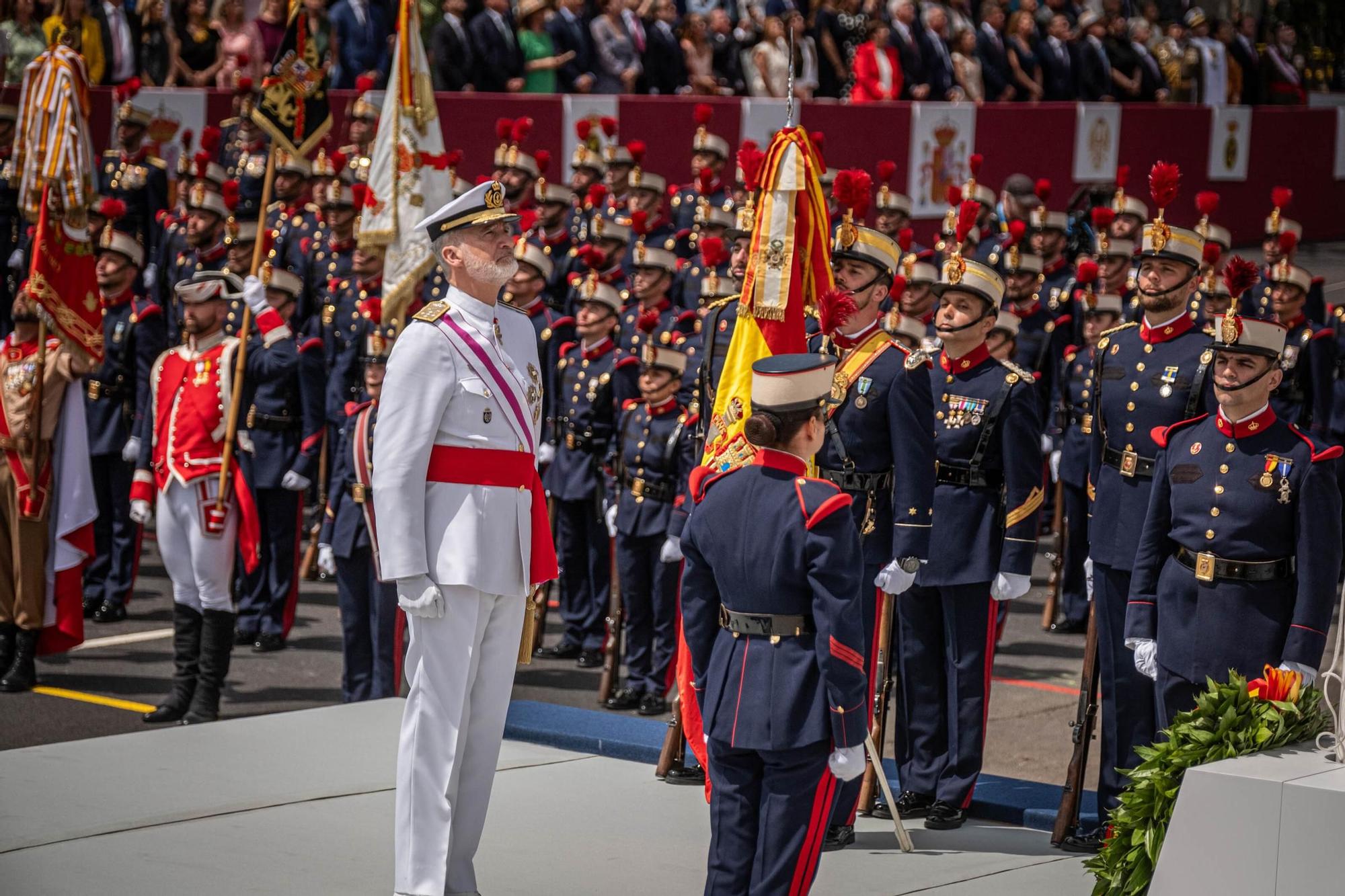 Las mejores imágenes del desfile militar de las Fuerzas Armadas en Tenerife con la presencia de Sus Majestades los Reyes