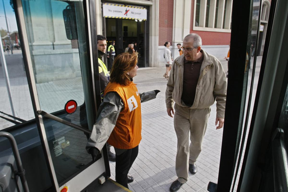 Busos llançadores. Per suplir els 2,5 quilòmetres de túnel tancats s’ha creat un servei especial d’autobusos llançadora entre Sant Andreu Arenal i El Clot-Aragó.