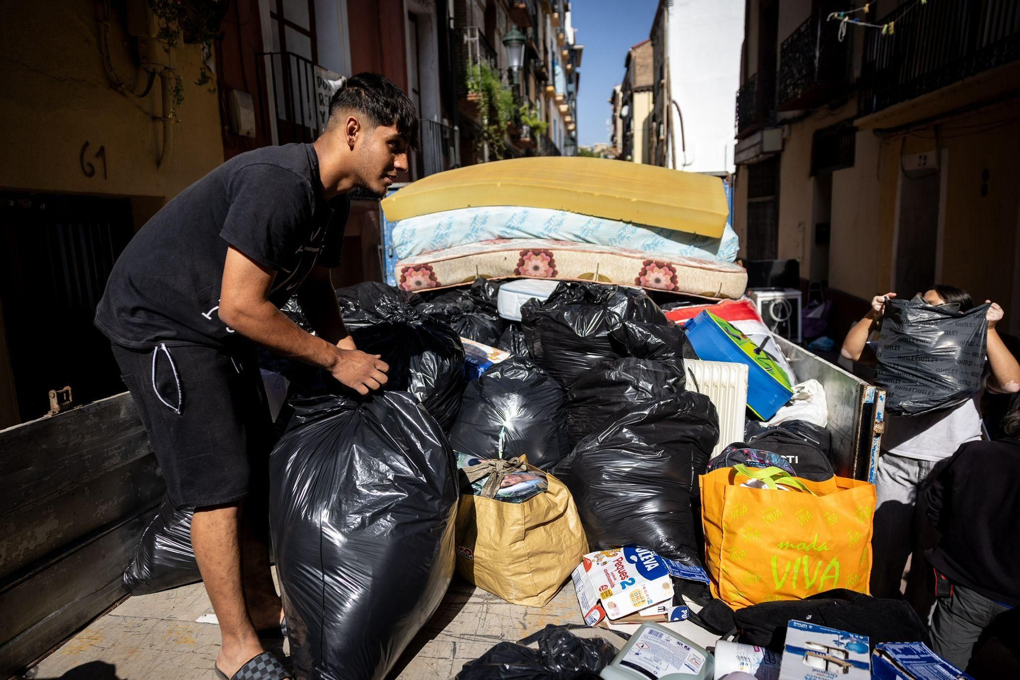 En imágenes | Desalojo en el número 72 de la calle Pignatelli de Zaragoza