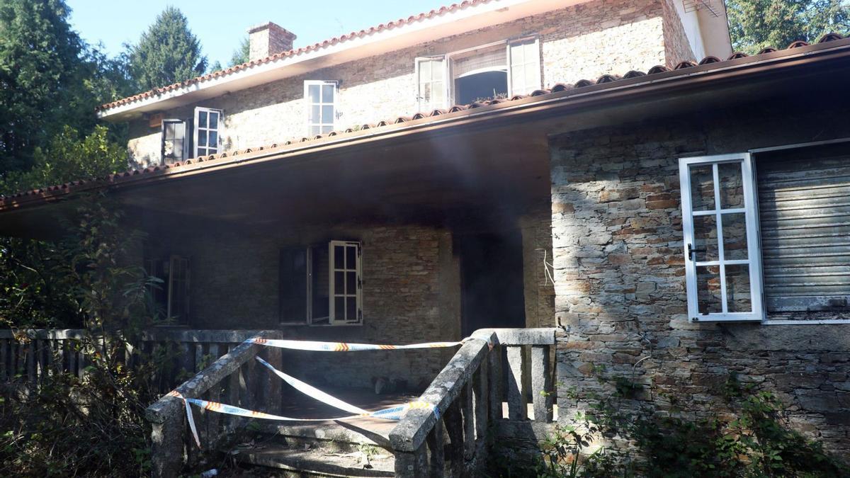 La casa de Rosario Porto en Teo tras el incendio sufrido en 2020 cuando los okupas ya estaban dentro.