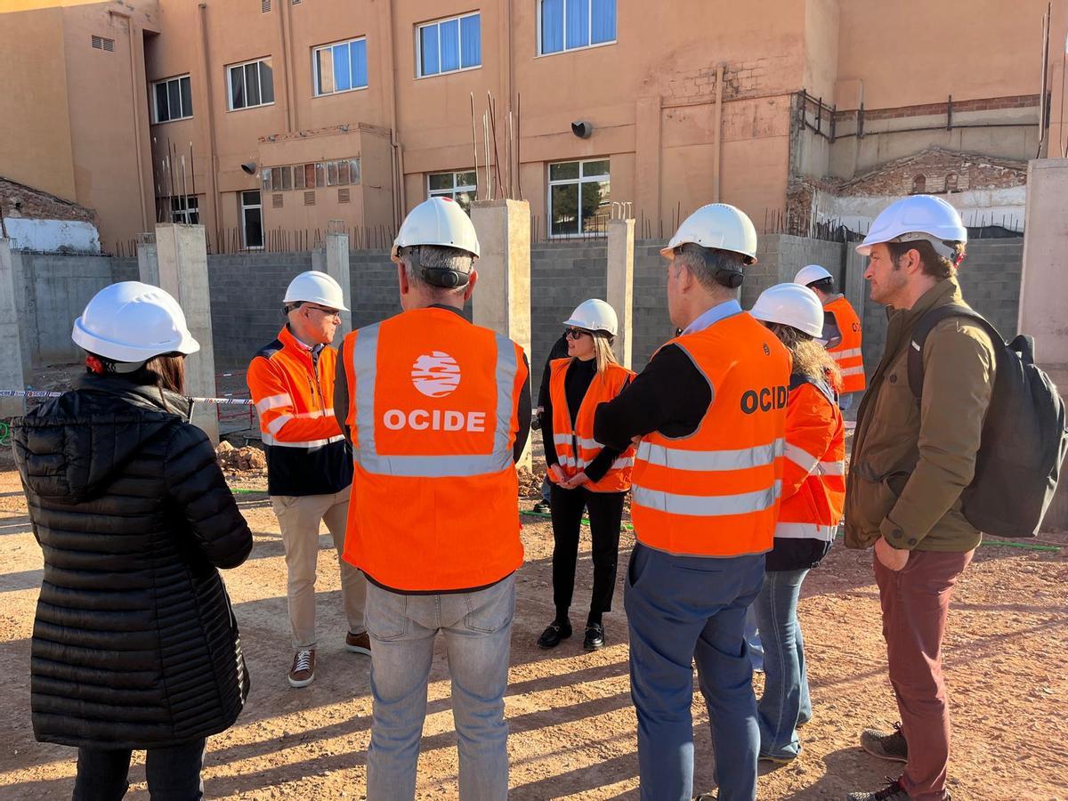 Visita de las autoridades municipales a las obras de construcción del segundo polideportivo municipal de la Vall d'Uixó.