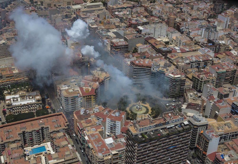 INFORMACIÓN fotografía la mascletà de Fuegos Artificiales del Mediterráneo desde el helicóptero de vigilancia de la Policía Nacional