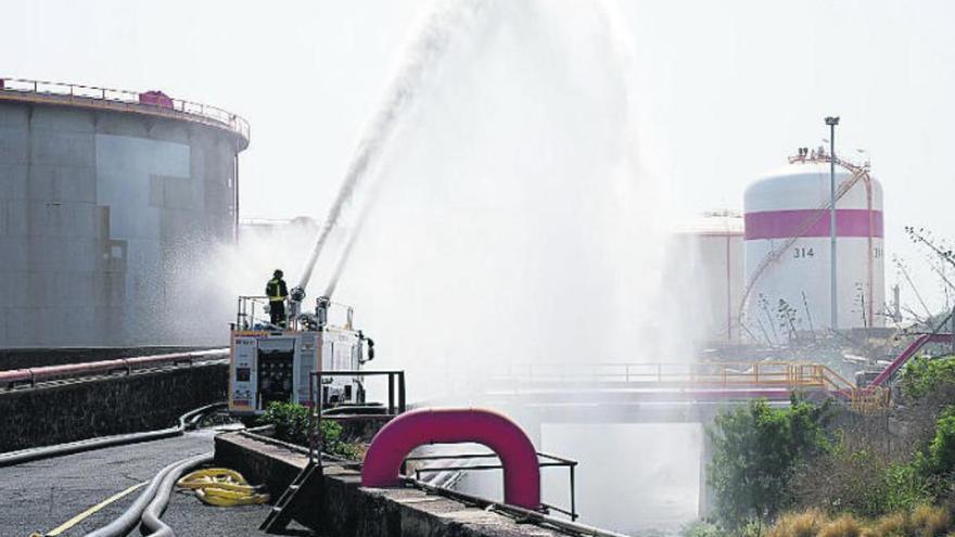 Un operario de la refinería durante un simulacro de seguridad.