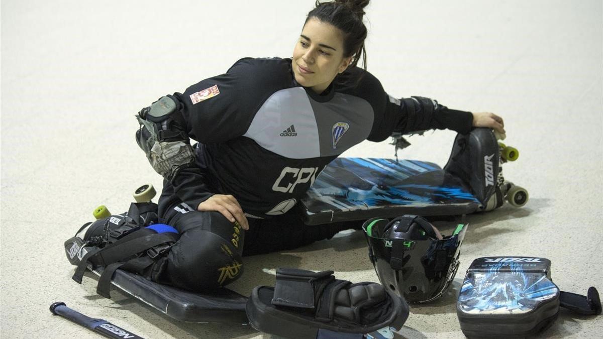 La portera titular Teresa Bernadas calienta rodeada de su equipamiento antes de un entrenamiento.