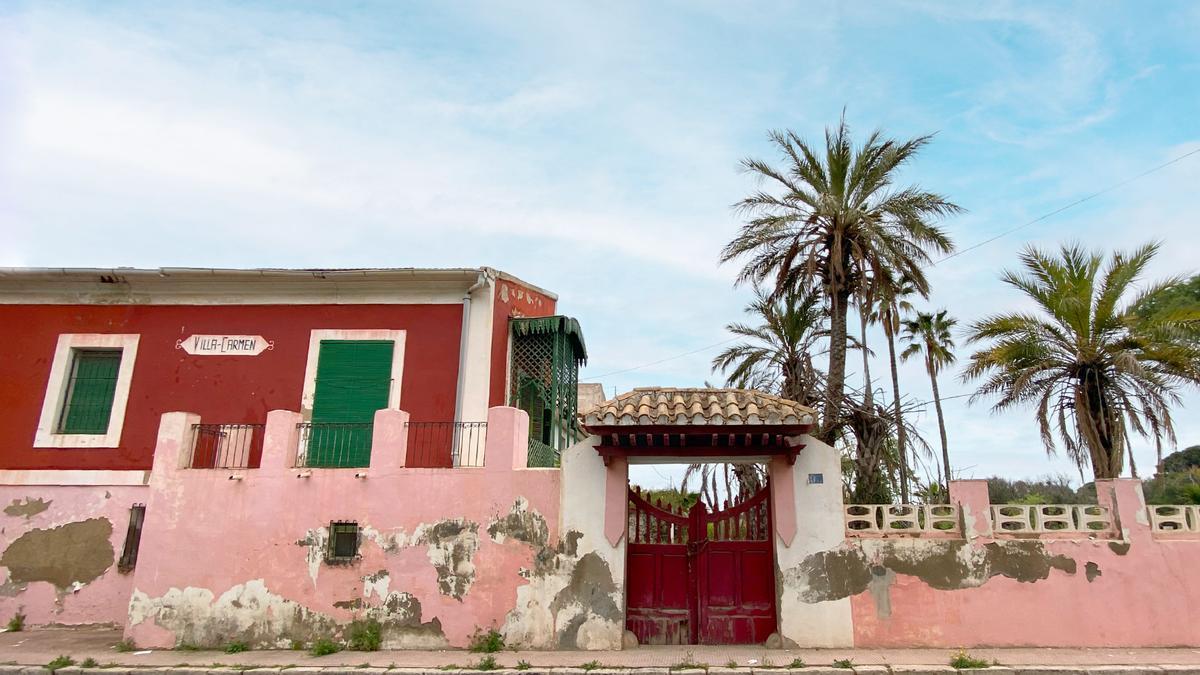 Villa Carmen antes del derribo, con la puerta colonial que ha sido eliminada