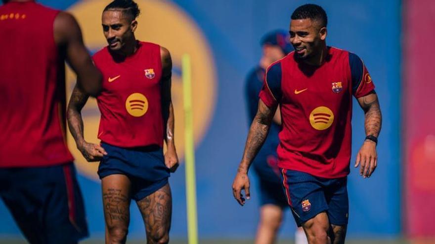 El FC Barcelona mira a Mestalla con su nuevo delantero a punto