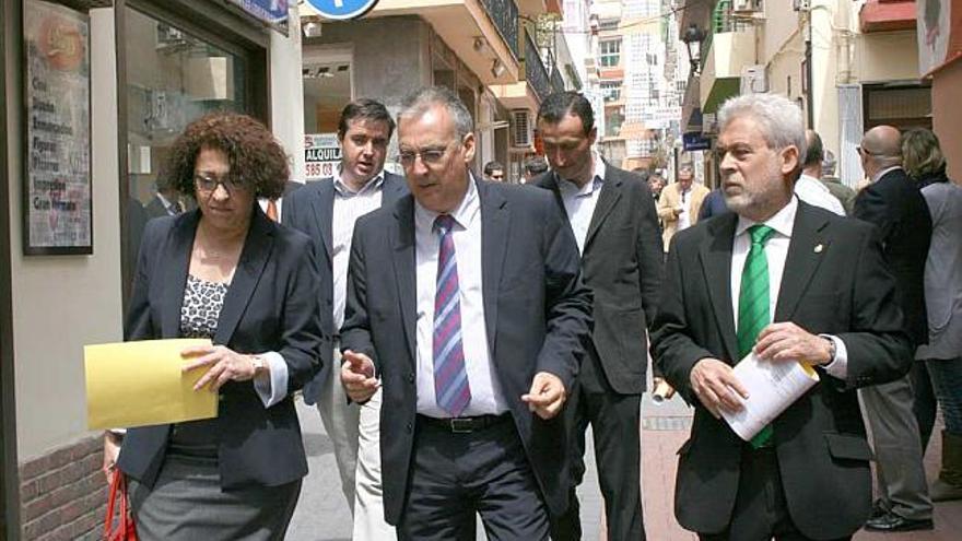 Navarro, con dirigentes socialistas, en una reciente visita a Benidorm.