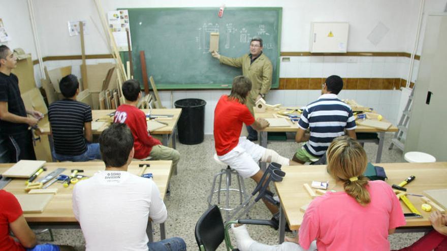 Menores atienden a una clase en un centro.