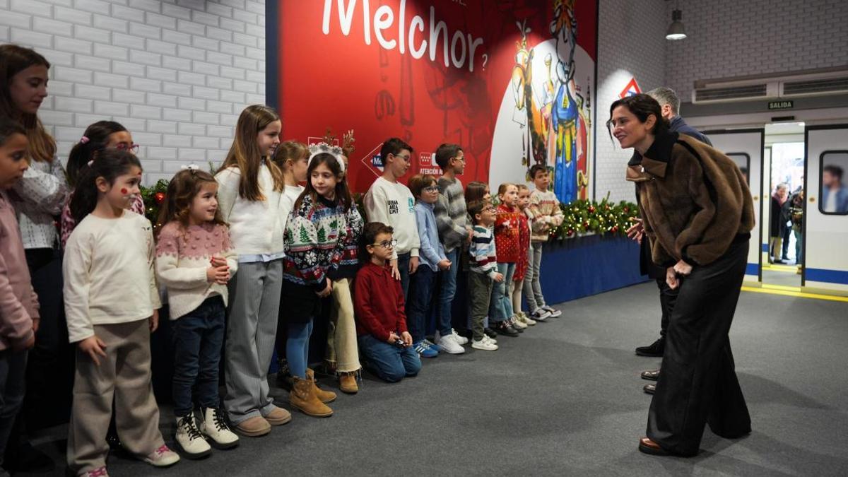 Díaz Ayuso presenta la tercera edición del servicio 012 Reyes Magos.