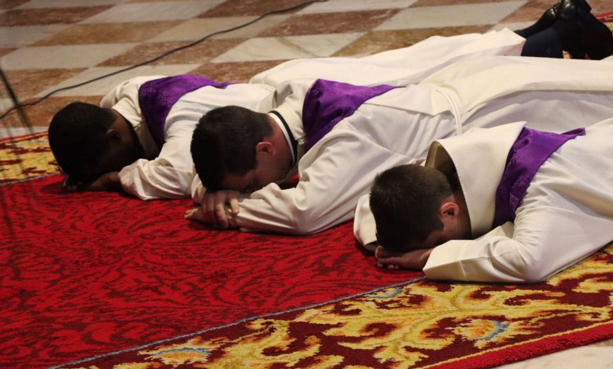 Un momento del ritual de ordenación presbiteral, ayer en la Catedral. | OBISPADO DE MALLORCA