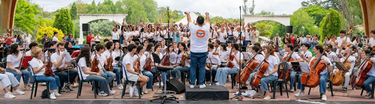 La Orquesta Sinfónica de la Escuela Municipal de Música de Oleiros, en el estreno de ‘Mamma Mia!’, la semana pasada en A Lagoa. | | LOC