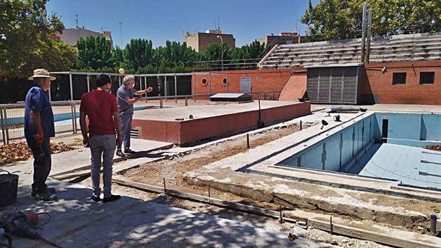 La piscina, cuyas obras para instalarle una cubierta fueron visitadas ayer por el edil Coello.