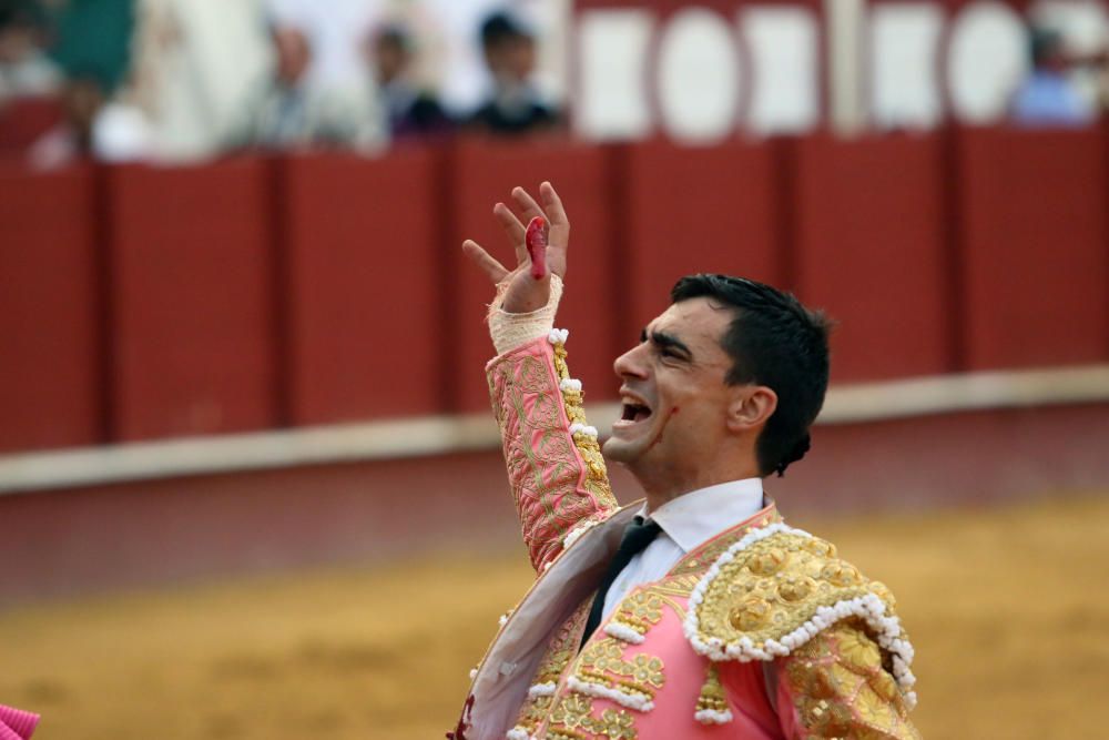 Las imágenes de la tercera corrida de abono de la feria taurina de Málaga en La Malagueta.