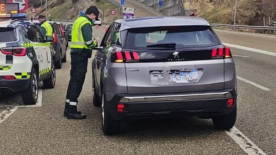 La Guardia Civil, en un control en una carretera gallega. |