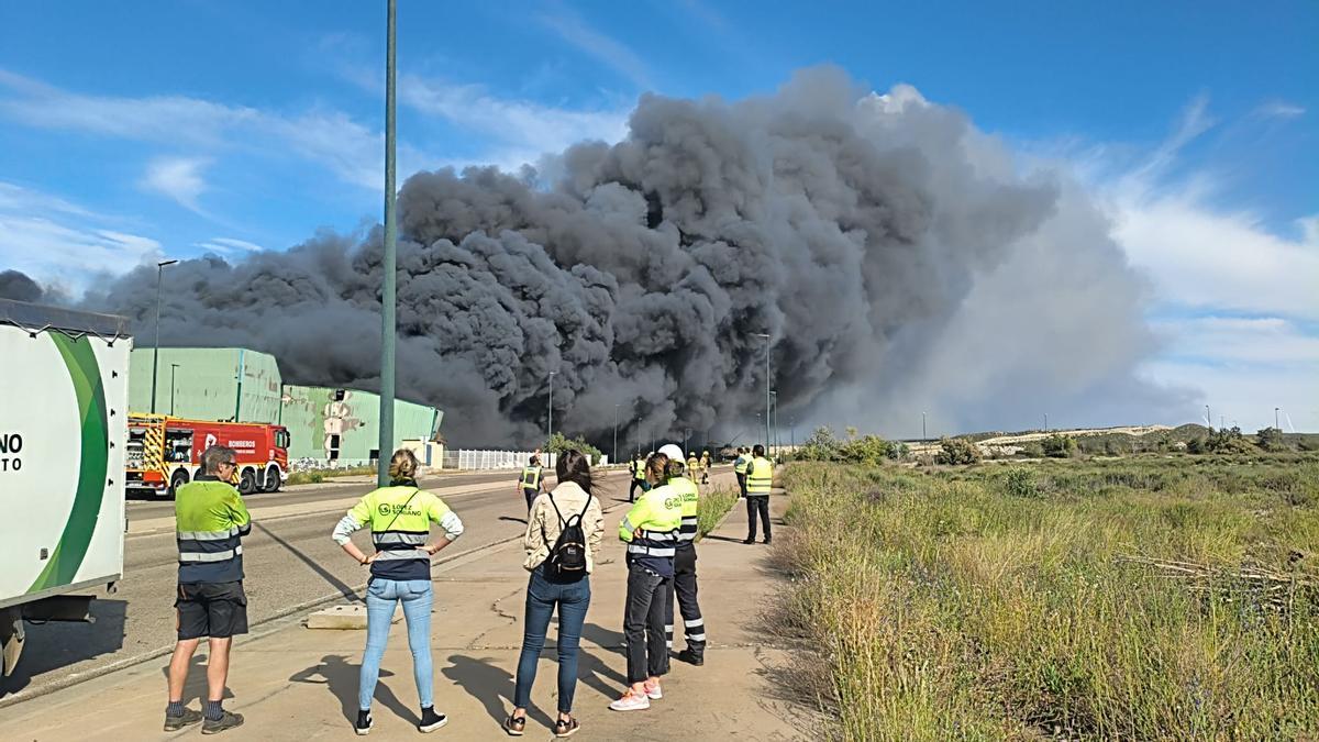 En imágenes | Un incendio en La Cartuja de Zaragoza: arde la nave de ...