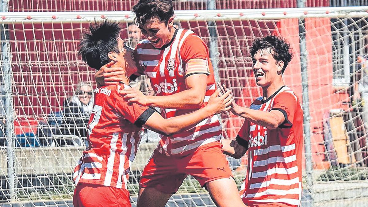 Minsu celebra amb Biel i Torices el gol de la victòria contra el San Cristóbal.