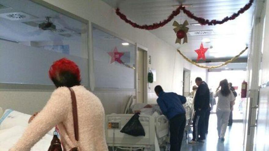 Pacientes pendientes de ingreso en un pasillo del Hospital Santa Lucía de Cartagena.