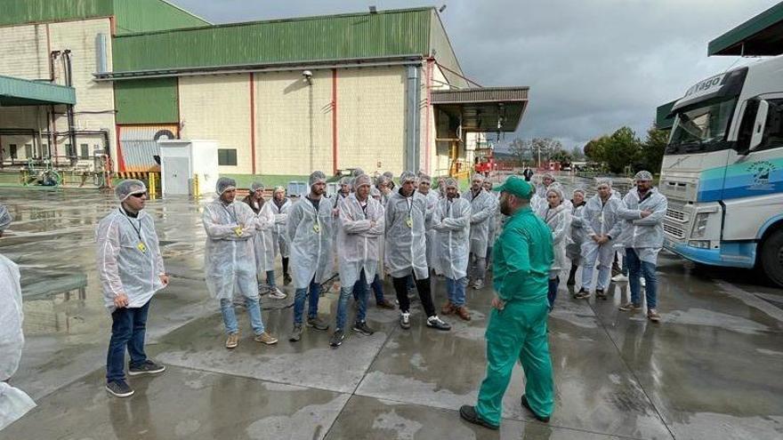 Participantes en las jornadas visitan una instalación industrial.