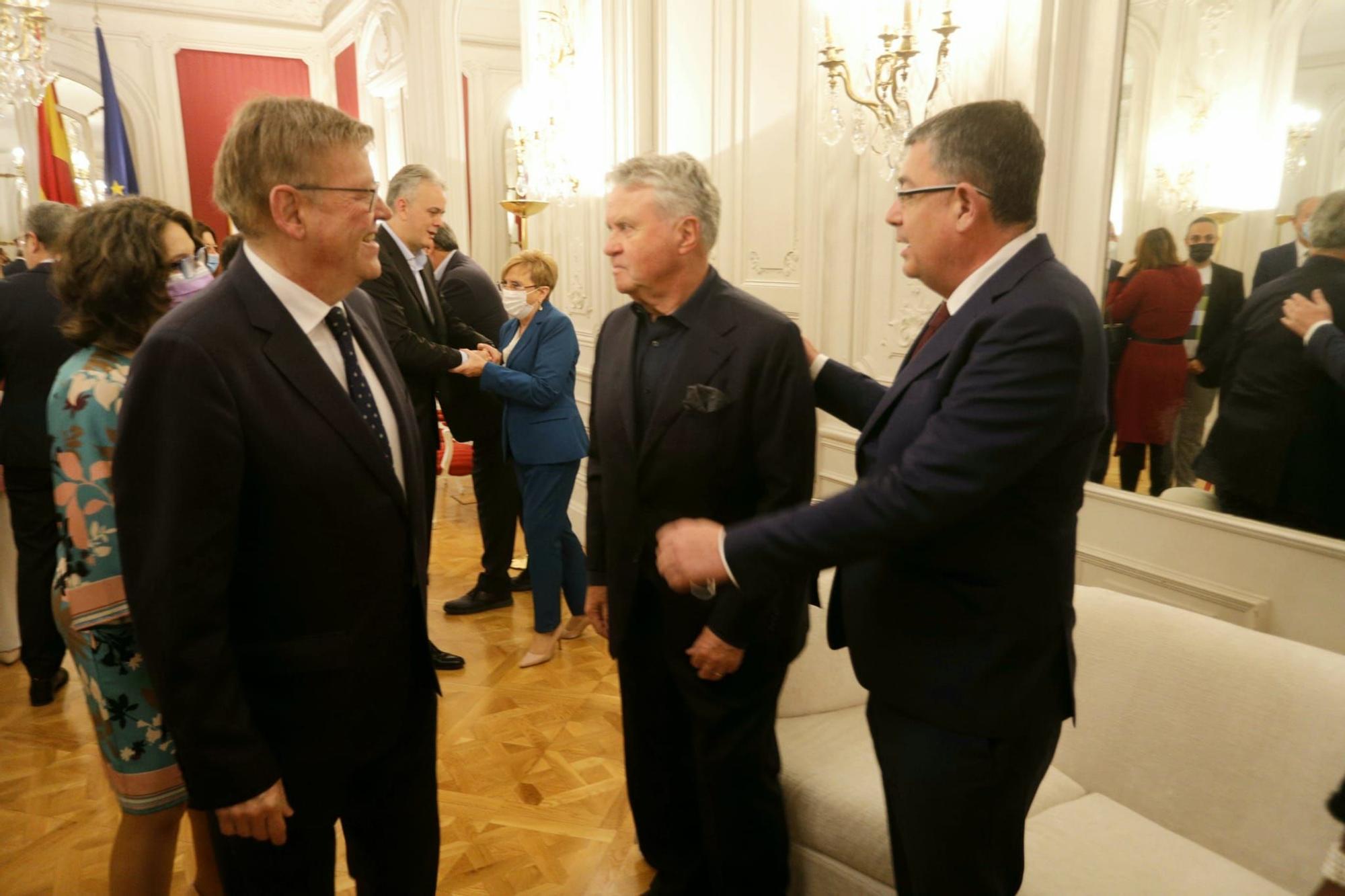 El exvalencianista Hiddink es premiado por las Cortes Valencianas