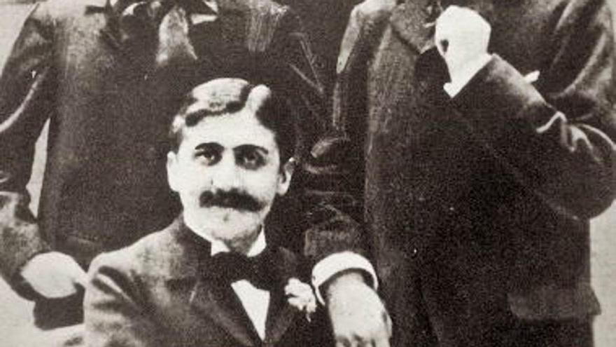 Un joven Marcel Proust (sentado), junto a sus amigos Robert de Fleur y Lucien Daudet.