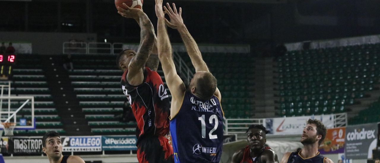 Ben Mbala (Cáceres) lanza ante Oliver Arteaga (Oviedo).