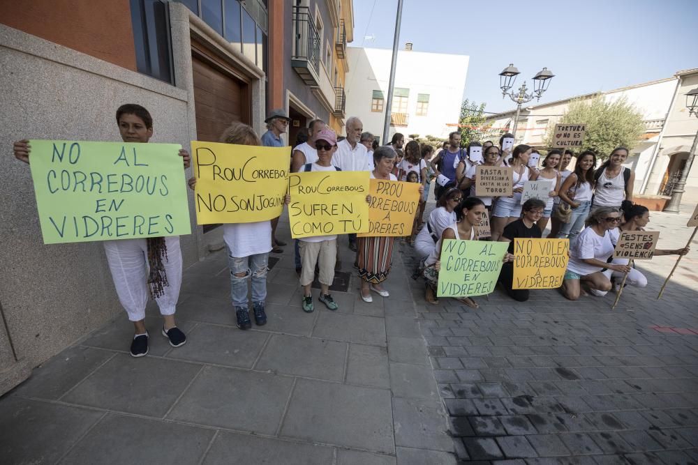 Vidreres celebra els correbous entre les protestes dels animalistes