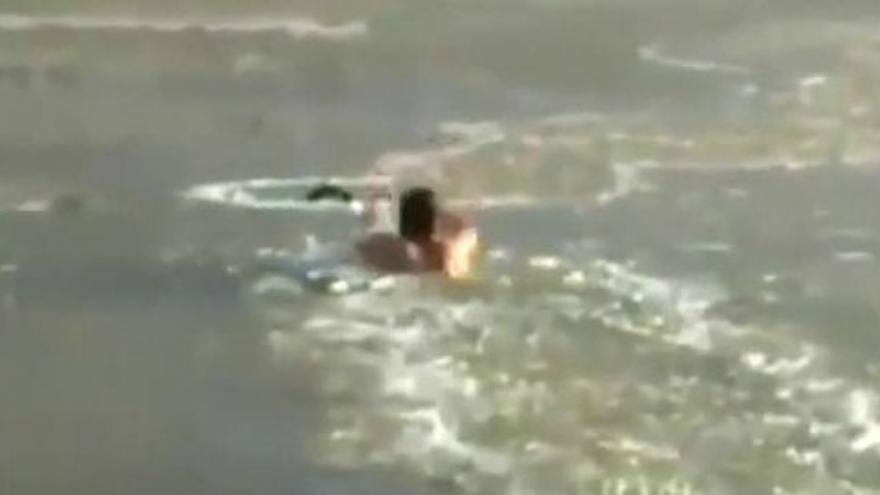 Salva a su perro de morir ahogado en un lago congelado