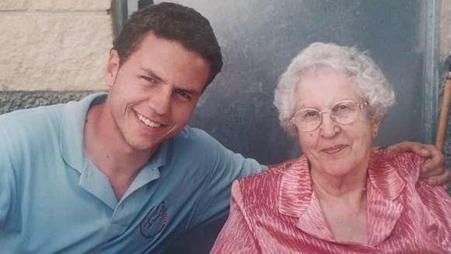 Ángel Cortés con su abuela asturiana, Margarita Rodríguez.