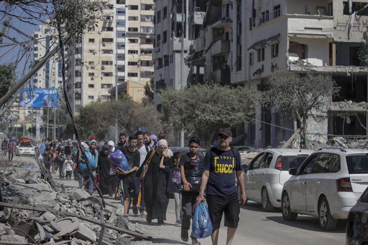 Vecinos de Gaza huyen de la ciudad ante el ataque del ejército israelí.