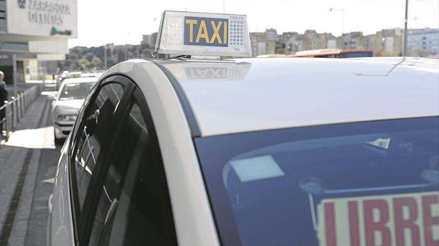 Los taxistas proponen reducir en un 18% el número actual de licencias