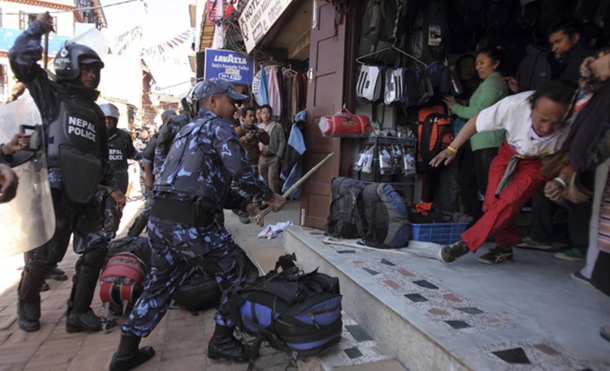 La policia del Nepal reprimeix una manifestació per demanar la independència del Tibet. La policia del Nepal reprimeix una manifestació per demanar la independència del Tibet.
