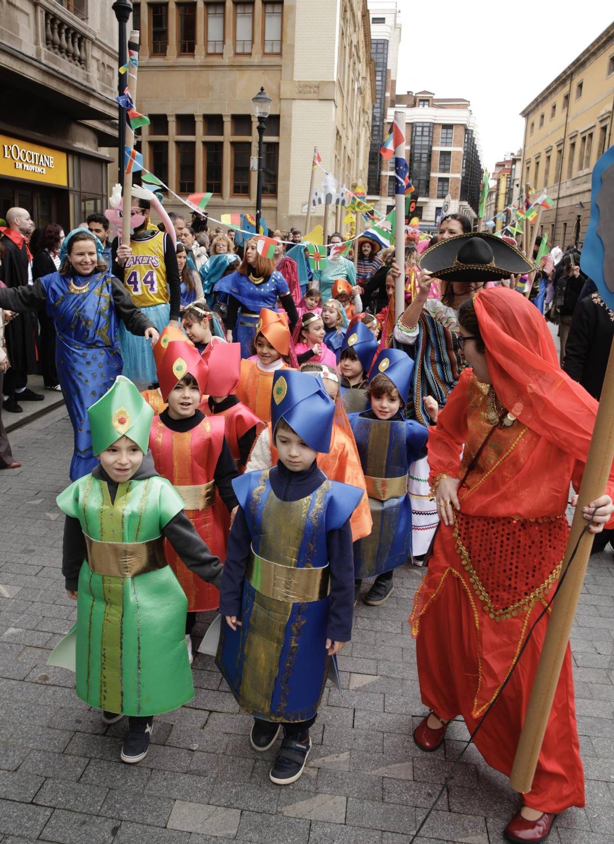 El desfile infantil de Antroxu por las calles de Gijón, en imágenes